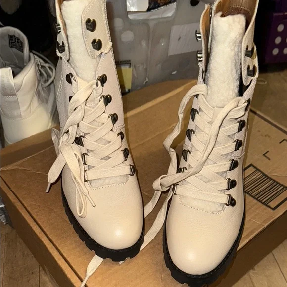 FRYE AND CO Cream Lace Up Boots with Chunky Heel - Picture 5 of 8